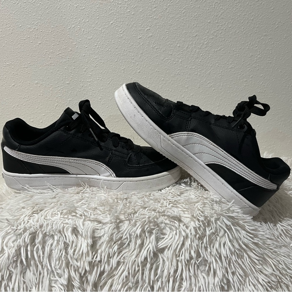 Women’s size 5 EXCELLENT COND worn twice Puma Classic Black and White Trainers